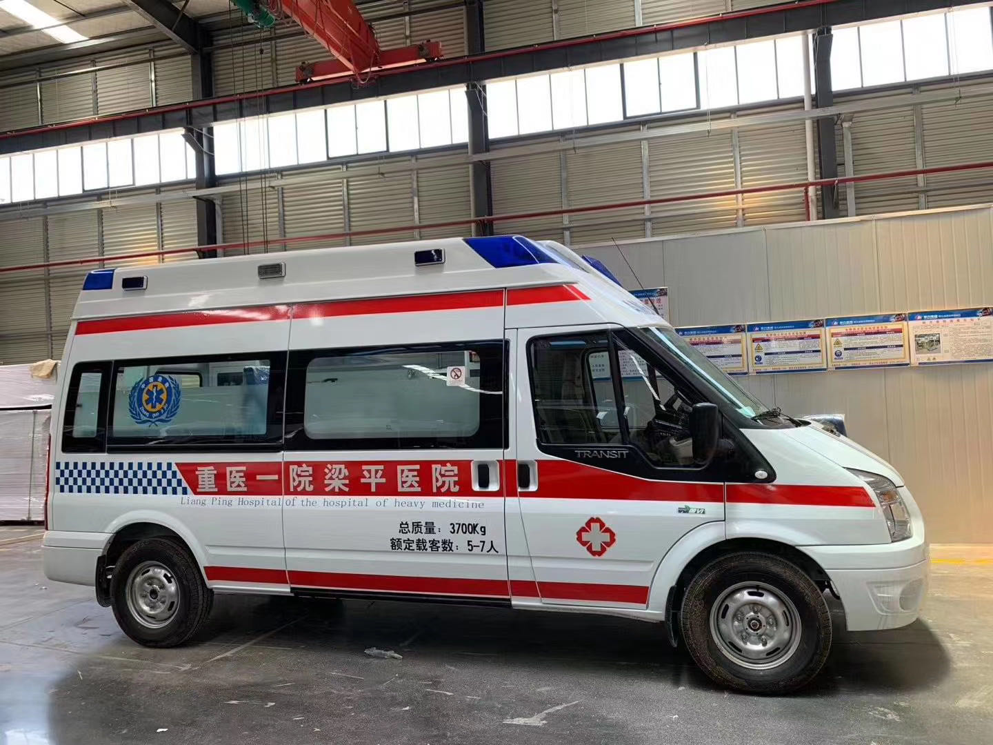 一臺福特V348負壓監護型救護車發往重慶